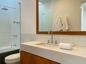 Shower, hair dryer, towels - w* | Bright 2BR Duplex with Balcony in Barranco (Barranco)
