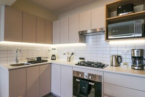 Kühlschrank, Mikrowelle, Ofen, Herdplatte