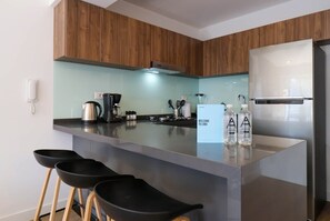 Réfrigérateur, micro-ondes, plaque de cuisson, bouilloire électrique
