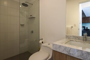 Dusche, Haartrockner, Handtücher, Shampoo