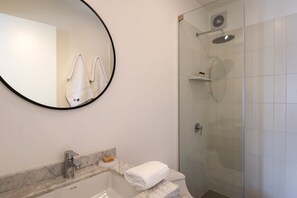 Dusche, Haartrockner, Handtücher, Shampoo