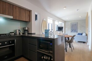 Kühlschrank, Mikrowelle, Herdplatte, Wasserkocher mit Kaffee-/Teezubehör