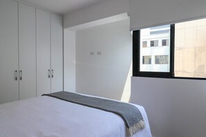 1 slaapkamer, een bureau, een strijkplank/strijkijzer, wifi