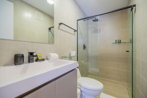 Bruser, hårtørrer, håndklæder