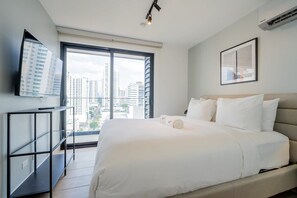 1 dormitorio, escritorio, tabla de planchar con plancha y wifi