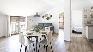 Apartament Deluxe, vistes a la ciutat | Bany | Dutxa, capçal de dutxa tipus cascada, assecador de cabells i tovalloles