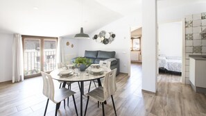 Deluxe Apartment, City View | Bathroom | Shower, rainfall showerhead, hair dryer, towels - APARTAMENTOS CREATIVOS VILLARUBEI (Villarroya de los Pinares)