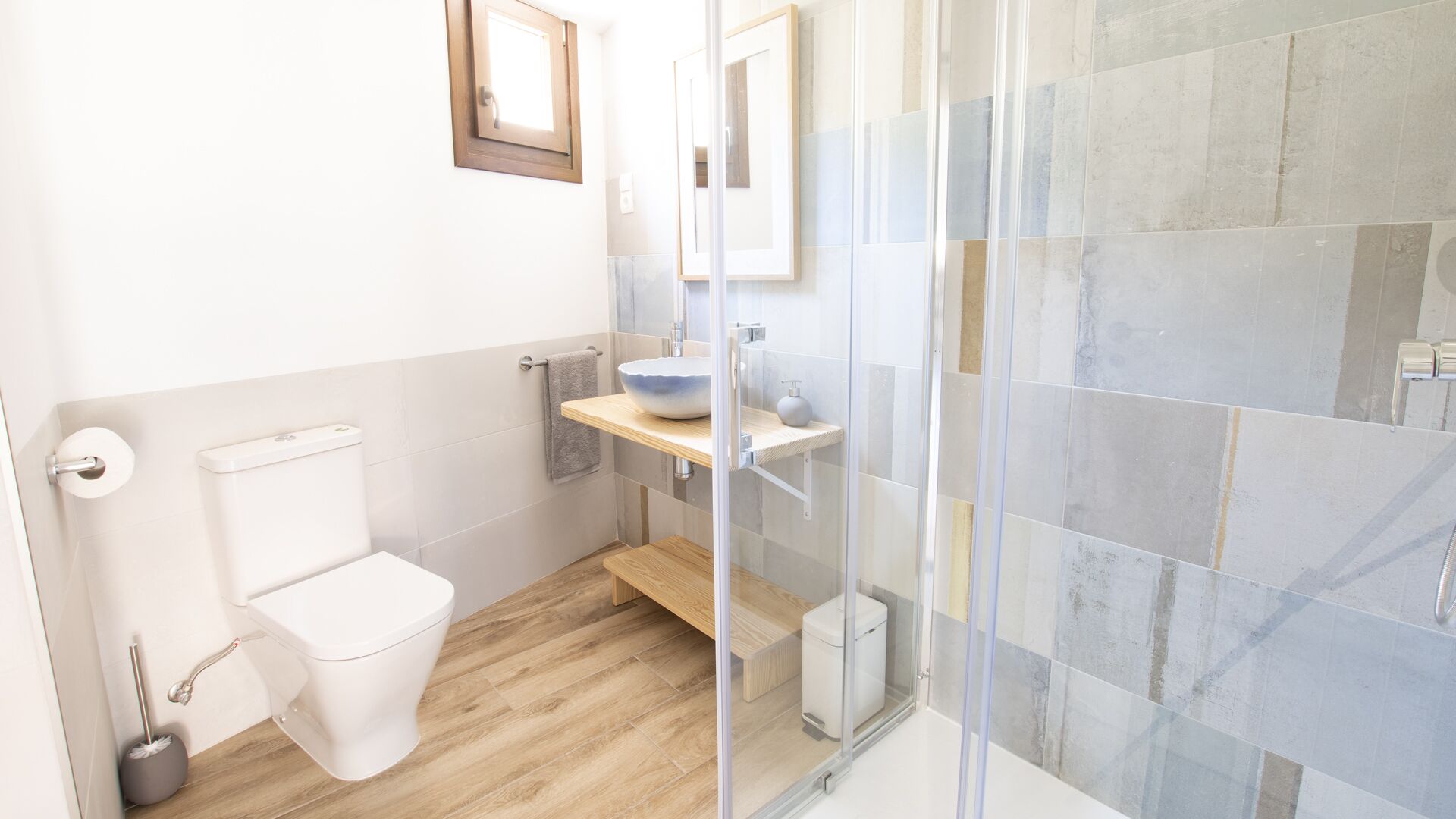 Apartamento Deluxe, vistas a la ciudad | Baño | Ducha, cabezal de ducha tipo lluvia, secador de pelo y toallas