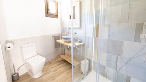 Deluxe appartement, uitzicht op de stad | Badkamer | Een douche, een regendouche, een haardroger, handdoeken
