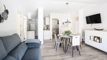 Appartement Deluxe, vue ville | Coin séjour | Télévision