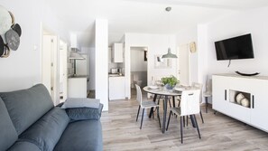 Apartamento luxo, vista para a cidade | Área de estar | TV