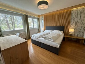 3 chambres, bureau, fer et planche à repasser, lit parapluie