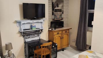 Màn/rèm cản sáng, bàn ủi/dụng cụ ủi quần áo