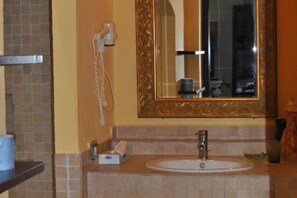 Shower, hair dryer, bidet, towels - Farmhouse with Pool in the Tuscan countryside (Cortona)
