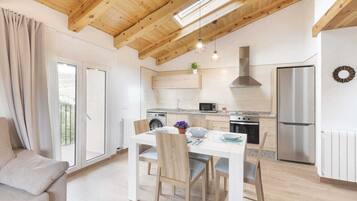 Honeymoon Apartment, Mountain View | Private kitchen | Full-sized fridge, microwave, oven, stovetop