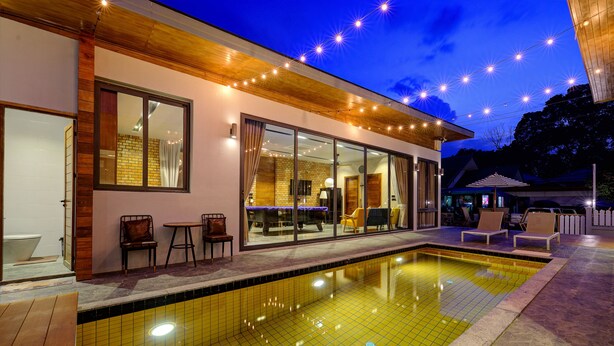 A modern pool area with a clear view of the pool, adjacent seating, and a covered patio. - Fishermen Pool Villa Samui (Chang Wat Surat Thani)