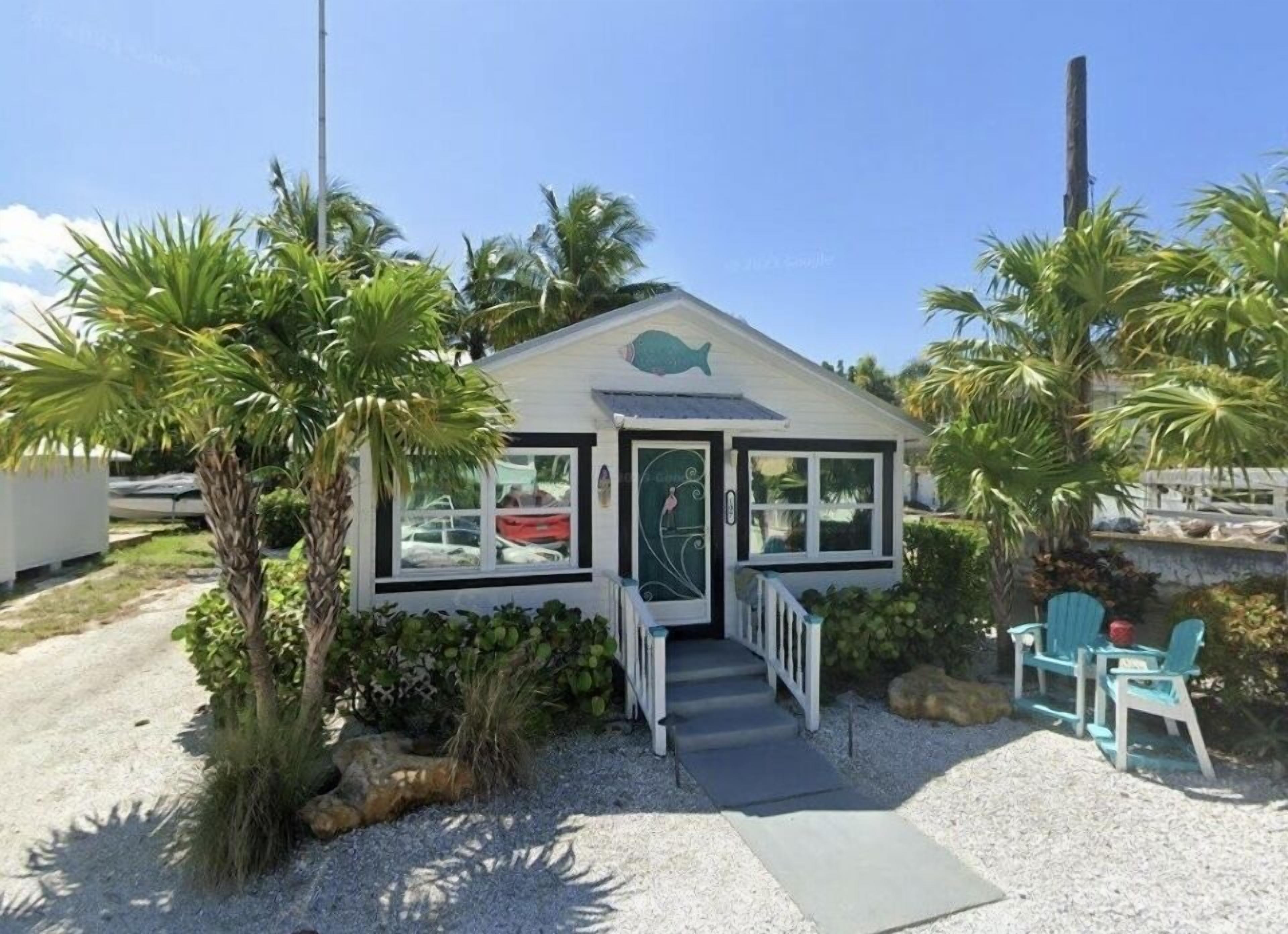 Beautiful Beach Bungalow in the heart of Bradenton Beach LOCATION LOCATION!