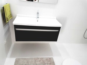 Een douche, handdoeken, toiletpapier