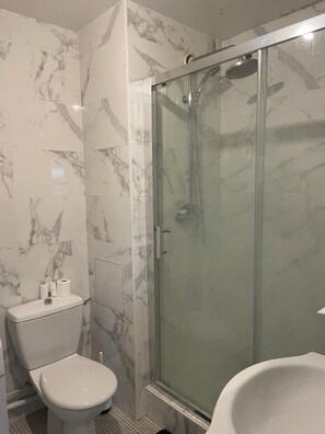 Dusj, hårføner, håndklær og såpe