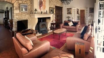 Una Smart TV, una chimenea