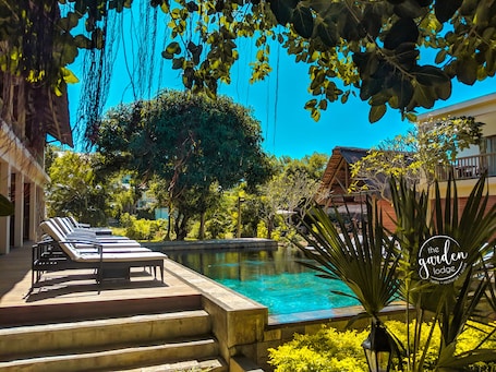 Exterior. The Garden Lodge Pereybere - Piscine