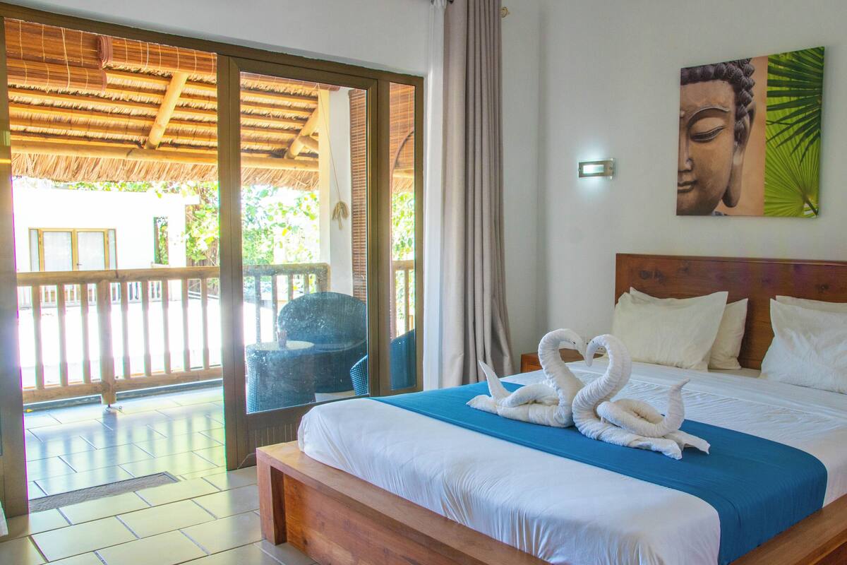 Habitación doble superior, vistas a la piscina | Sábanas de algodón egipcio y ropa de cama de alta calidad
