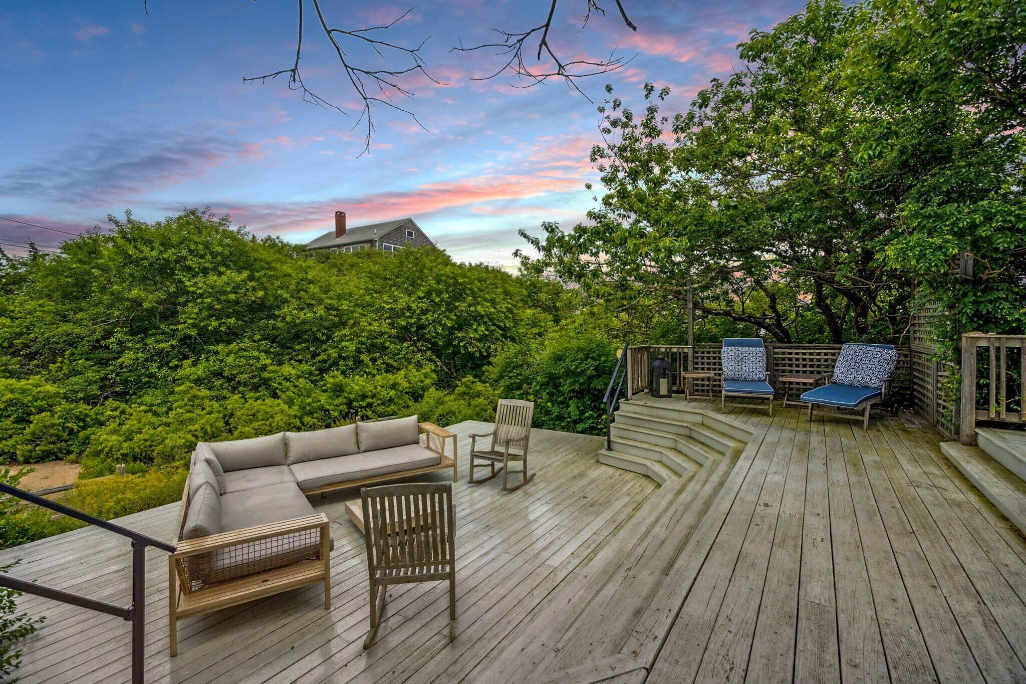 Southern Side Serenity|5 Min Walk to Beach|Deck