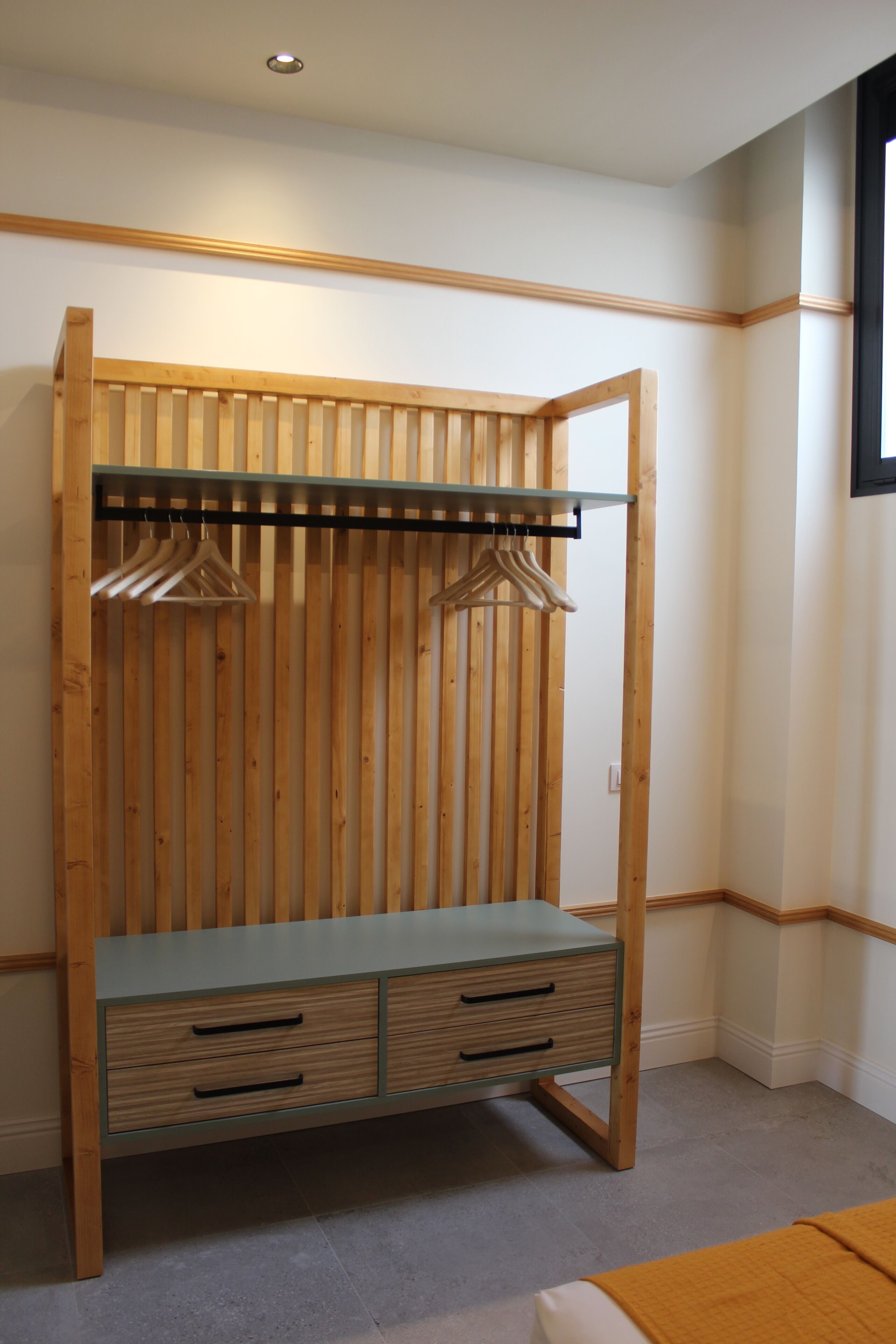 Une armoire en bois avec une étagère en verre et deux tiroirs.