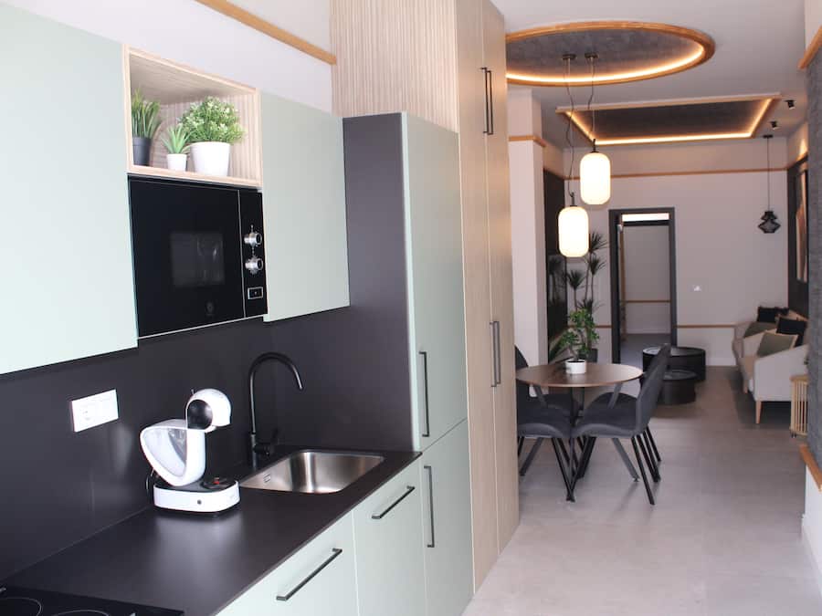 Refrigerador con freezer, microondas, horno, placa de cocina