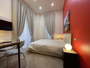 Stanza Rossa 1 | In-room safe, desk, blackout curtains, soundproofing - Mille Colori (Naples)