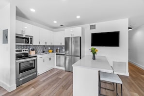 Kühlschrank, Mikrowelle, Ofen, Herdplatte