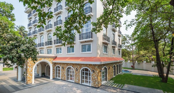 Vista frontal de la propiedad