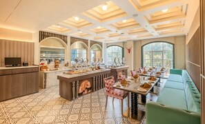 A spacious dining area with a long table, multiple chairs, and a central bar area with mirrors. - Enrise by Sayaji Lonavala (Mawal)