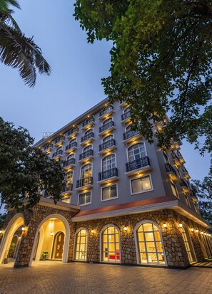 Bagian depan properti - sore/malam