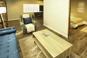 Comfort-Apartment | Wohnbereich | 42-Zoll-Flachbildfernseher mit Satellitenempfang
