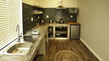 Apartemen Comfort | Dapur pribadi | Lemari es besar, microwave, oven, dan kompor