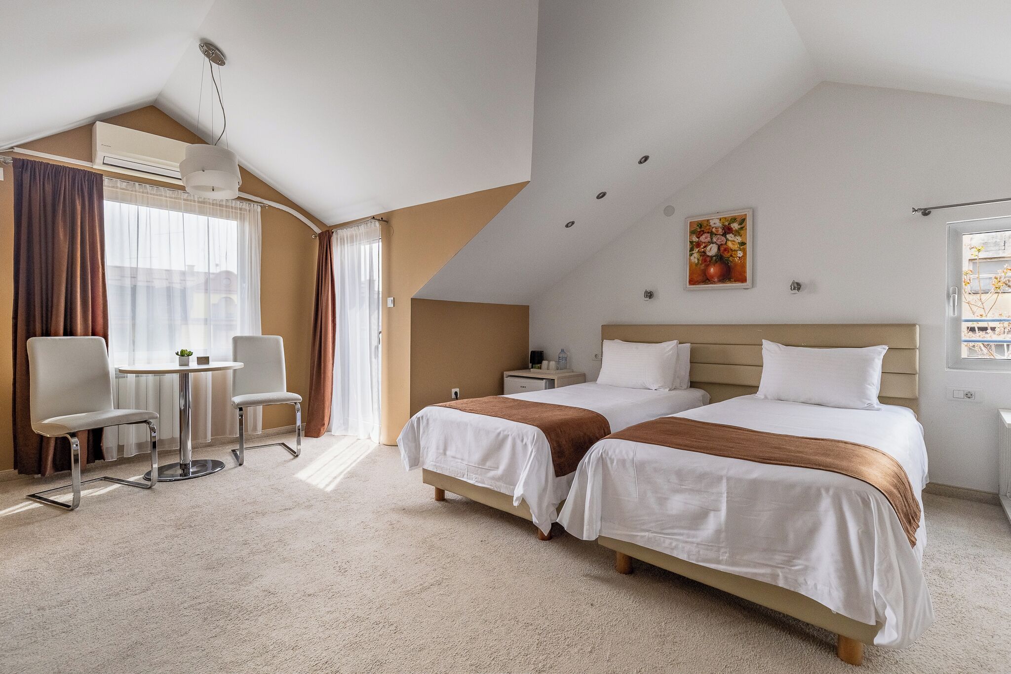 Suite estudio superior | Ropa de cama de alta calidad, edredones de plumas, decoración individual