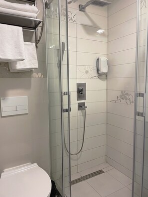 Habitación estándar doble | Baño | Ducha y cabezal de ducha tipo lluvia