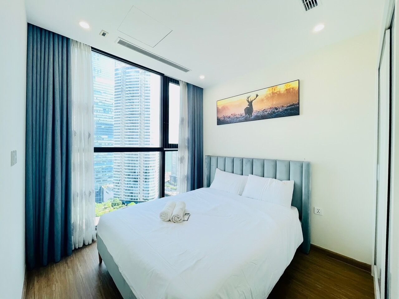 2 habitaciones, cortinas blackout y sistema de insonorización 