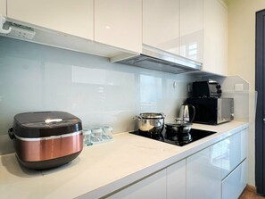 Fridge, microwave, stovetop, rice cooker - Vinhomes Skylake Apartment City View  (Hanoi)