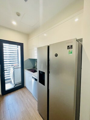 冰箱、微波炉、炉灶、电饭煲