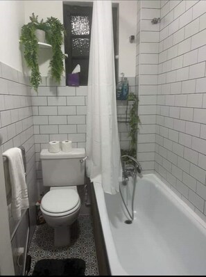 Hårtørrer, håndklæder, Sæbe, Toiletpapir