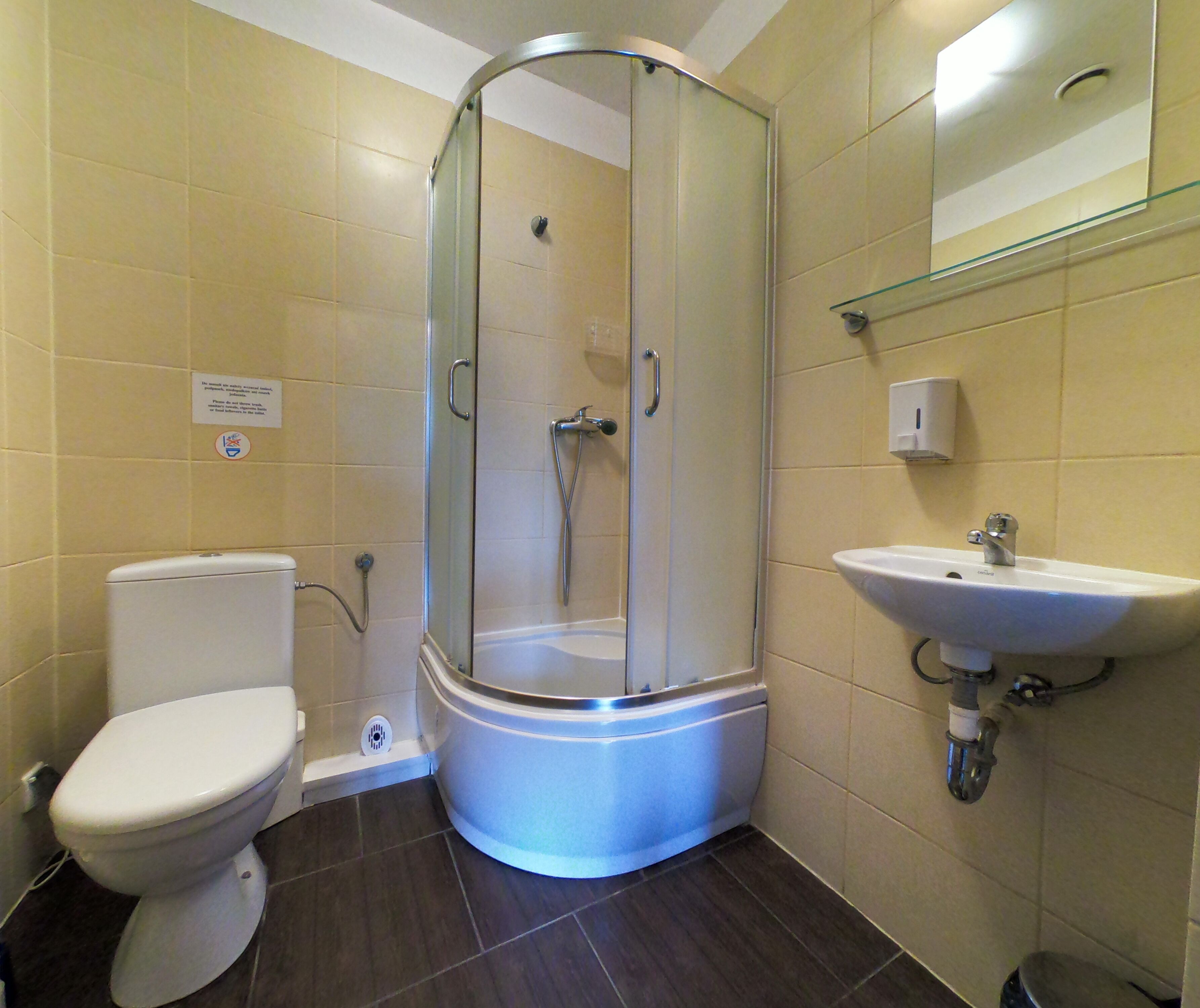 Quarto casal standard | Banheiro | Chuveiro, secador de cabelo (mediante solicitação), toalhas de banho 