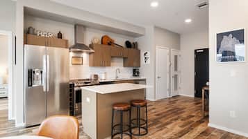 Kylskåp, mikrovågsugn, ugn och spishäll