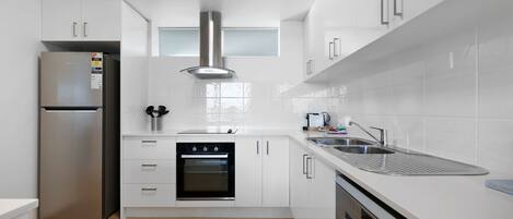 冷蔵庫、電子レンジ、オーブン、コンロ