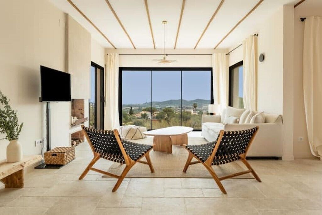 Smart TV, fireplace, ping pong