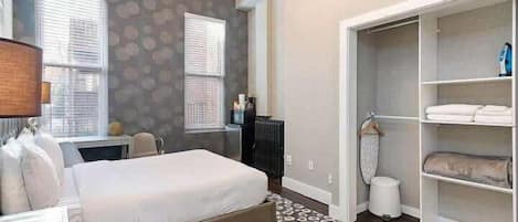 1 bedroom, desk, iron/ironing board, WiFi
