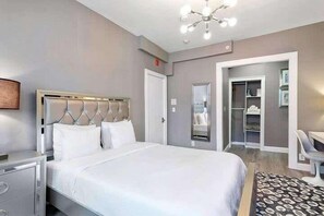 1 habitación, escritorio, tabla de planchar con plancha y wifi 