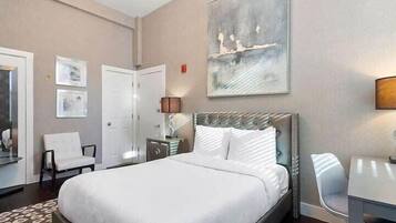 1 slaapkamer, een bureau, een strijkplank/strijkijzer, wifi