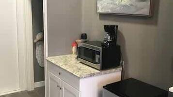 Refrigerador, microondas, cafetera y tetera y tostadora